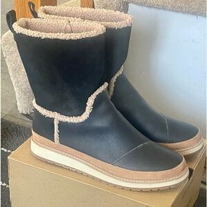 Womens Toms Like New Black Leather and Suede Boots Size 10